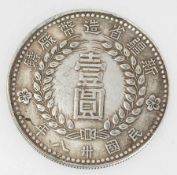 Chinesischer Silberdollar der Provinz Sinkiang Alters- u. Gebrauchsspuren. Gew. 24 g. D. 39 mm. (79)