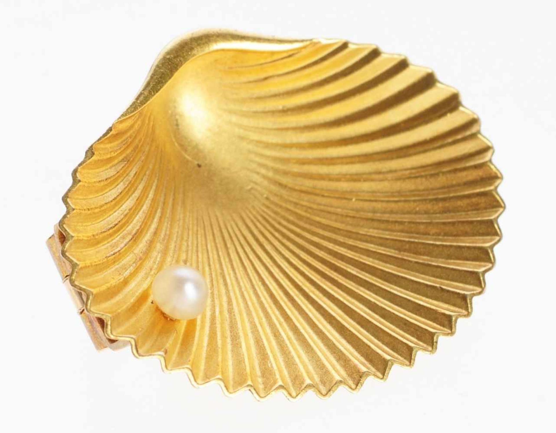Muschel-Brosche 585er GG. Herzmuschelform mit kleiner applizierter Perle (D. 0,35 cm). Rücks.