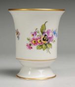 Vase mit Blumen- und Insektenmalerei Weiß, glasiert. Sogen. "Becherform". Entw.: Karl Friedrich