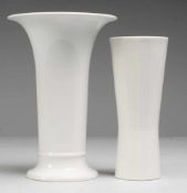 Paar Vasen Weiß, glasiert. Vase in Trompetenform nach einem Entwurf von Karl Friedrich Schinkel./