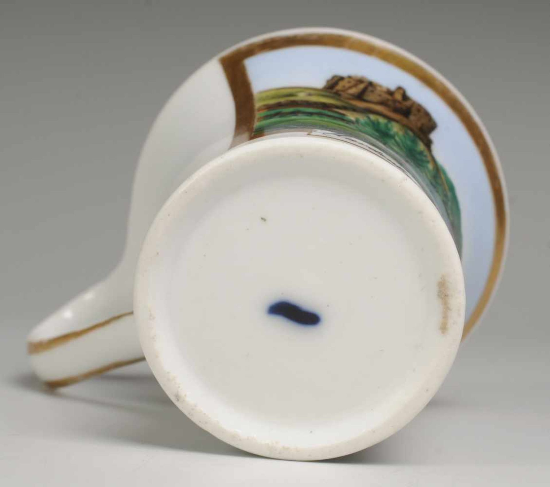 Biedermeier-Tasse mit UT Weiß, glasiert. Tasse in Kalathos-Form mit ausgezogenem Campanerhenkel. - Bild 2 aus 2