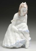 "Die Schuhbinderin" Weiß, glasiert. Figur einer knienden Tänzerin, die Bänder ihres Ballettschuhs