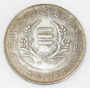 Chinesischer Silberdollar Avers Blütenähren u. chinesische Umschrift, revers gekreuzte Fahnen u.