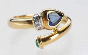 Smaragd-Saphir-Brillant-Ring 750er GG. Gewölbte, schaus. geöffnete Ringschiene. An den Enden