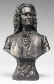 Büste Johann Sebastian Bach Keramik, schwarz gefasst. Über sich konisch verjüngendem Sockel mit