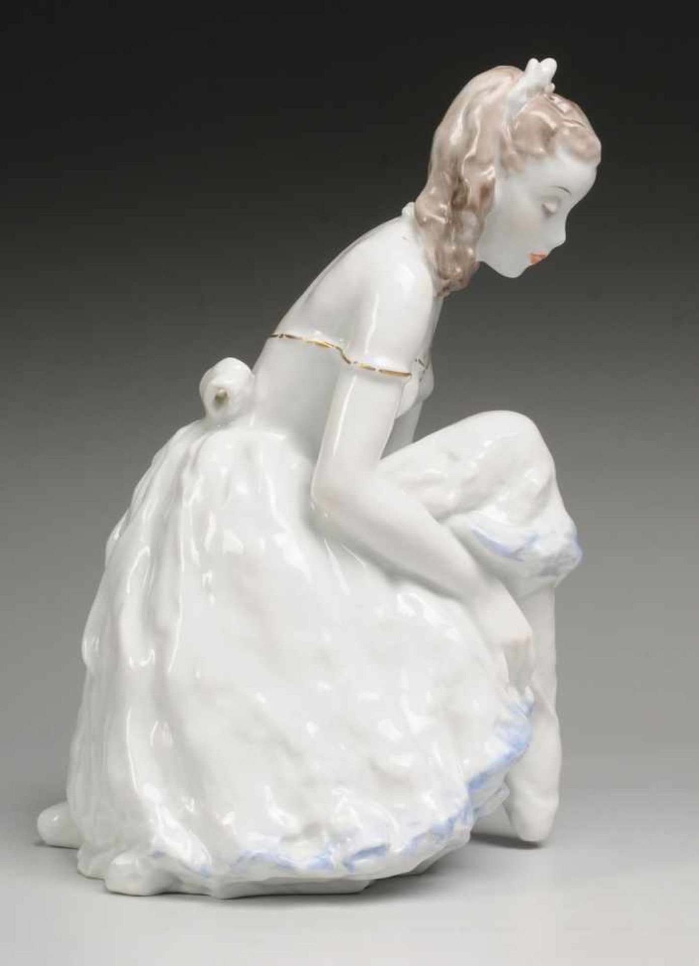 "Die Schuhbinderin" Weiß, glasiert. Figur einer knienden Tänzerin, die Bänder ihres Ballettschuhs - Bild 2 aus 3