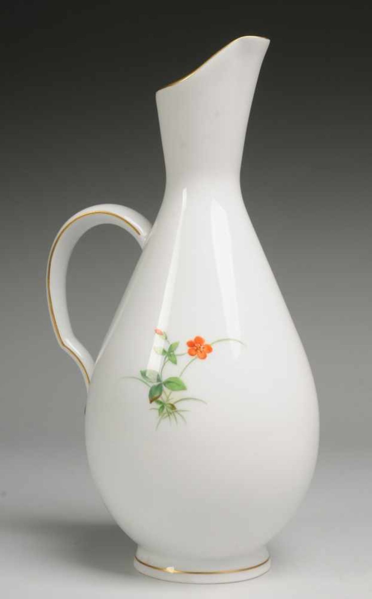 Vase mit Blumenmalerei Weiß, glasiert. Ovoider Korpus in Kannenform mit geschweiftem Henkel. - Bild 2 aus 3