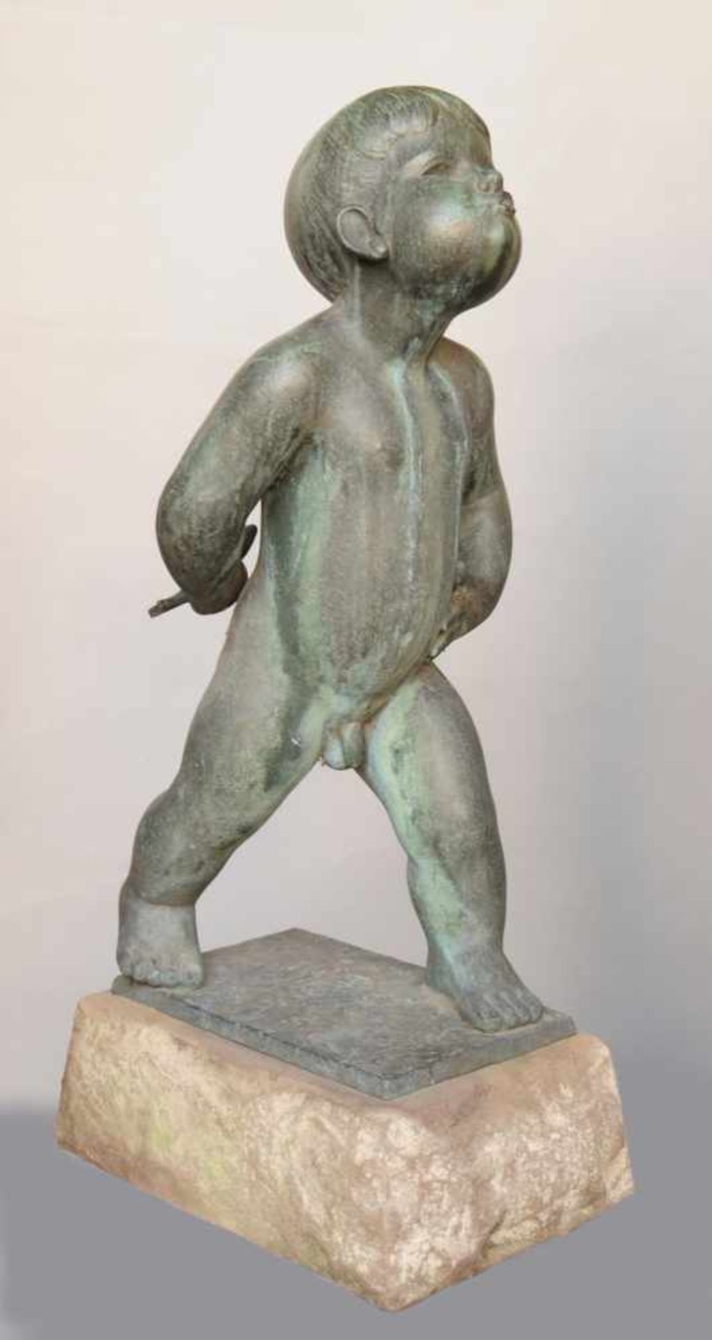 Brunnenfigur Bronze, patiniert. Auf steinernem Sockel u. rechteckiger Plinthe Darstellung eines