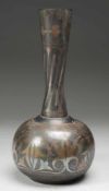 Orientalische Vase Eisen, geschwärzt. Tief gedrückter, bauchiger Korpus mit konisch ausgezogenem
