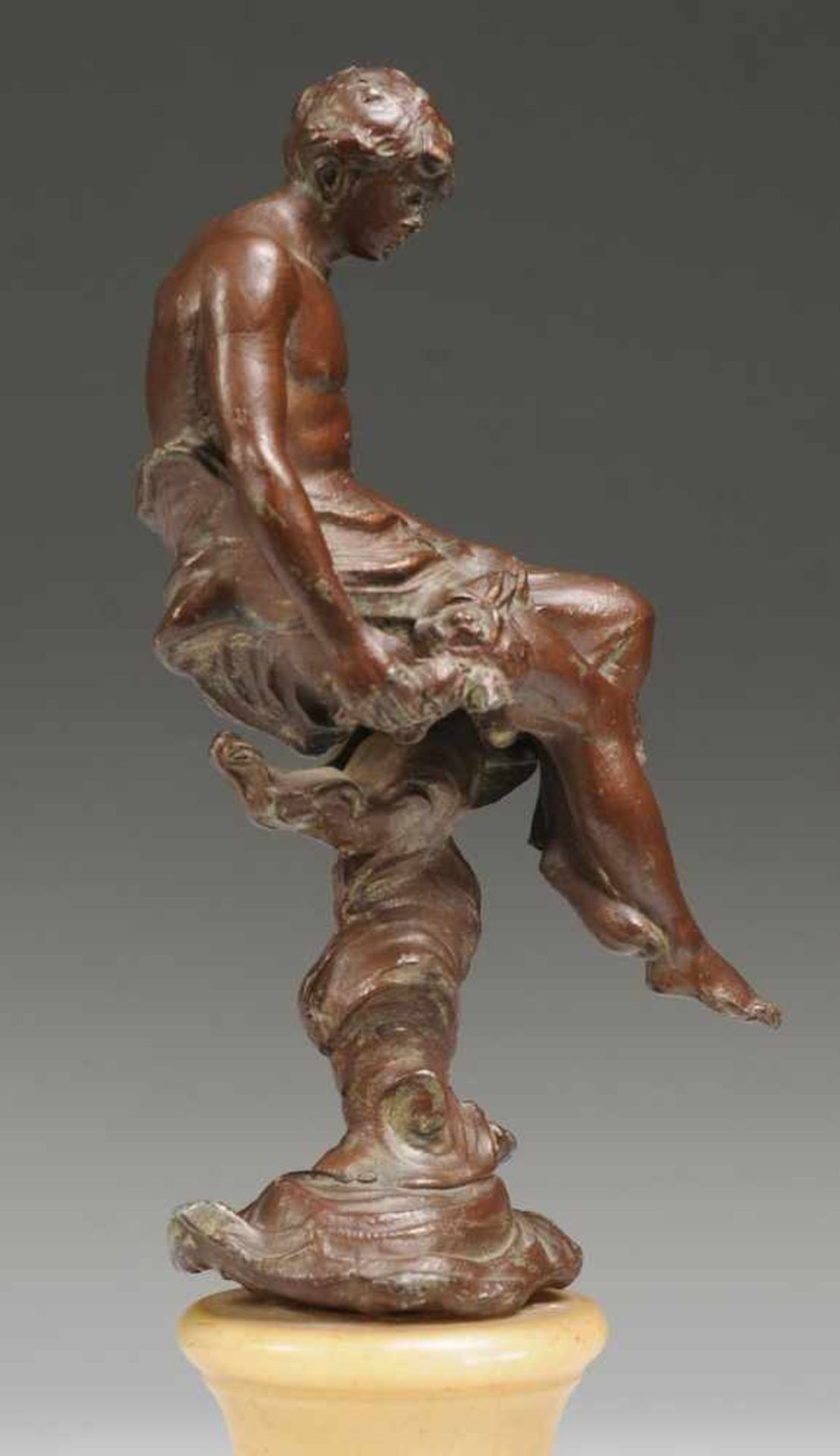 Statuette Zinkguss, patiniert. Über rundem profiliertem Alabastersockel auf wellenartig - Image 3 of 4
