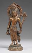 Figur einer Gottheit Bronze, patiniert. Auf Lotosthron stehende Darstellung einer Gottheit, wohl