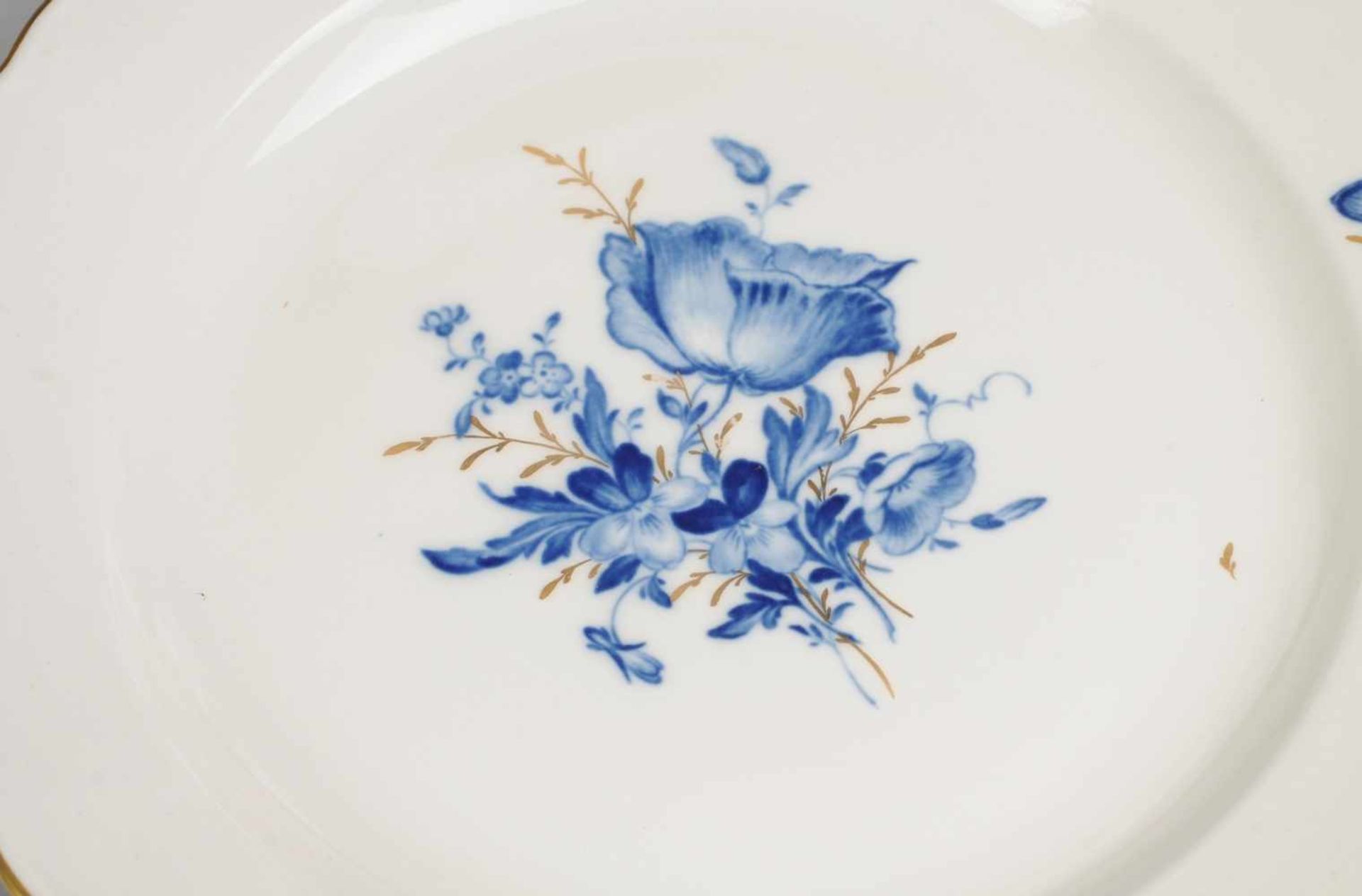 Speiseservice "Blaue Blume mit Insekten" für sechs Personen 23-tlg. Weiß, glasiert. Je 6 Suppen-, - Image 2 of 3