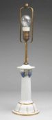 Jugendstil-Tischlampe 1-flg. Weiß, glasiert. Über ansteigendem rundem Fuß säulenartiger Schaft mit