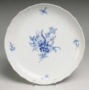Rundplatte "Blaue Blume mit Insekten" Weiß, glasiert. Gemuldete Form mit gebogtem Rand u. leicht