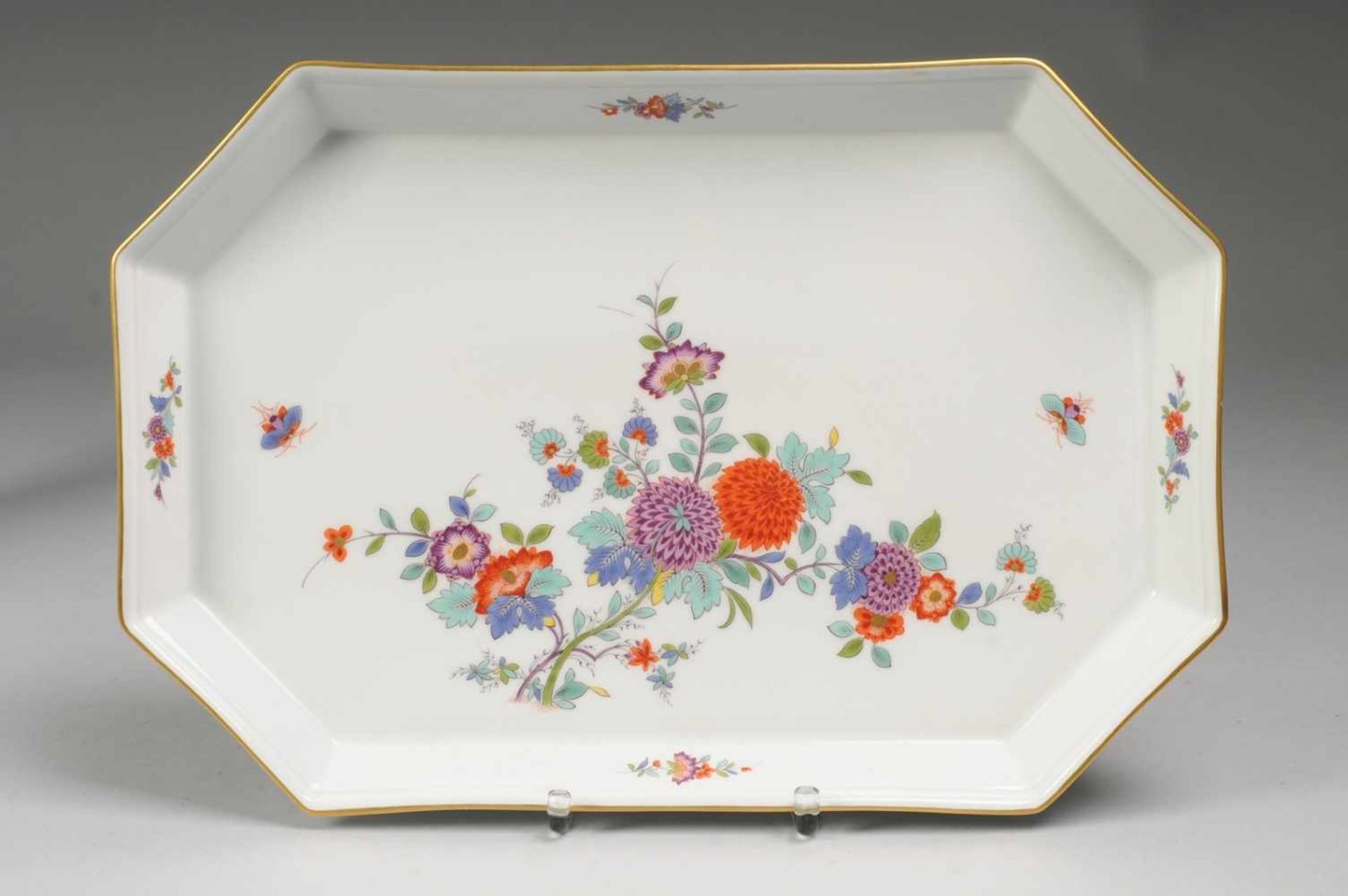 Platte mit indischer Blumenmalerei Weiß, glasiert. Oktogonale Form. Polychrome, golden gehöhte