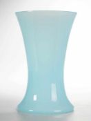 Vase "Opaline Chinese" Dickwandiges, farbloses Glas, in der Zwischenschicht hellblaues Opalglas.