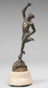 Statuette des Hermes Bronze, patiniert. Auf rundem Alabastersockel Darstellung des Götterboten