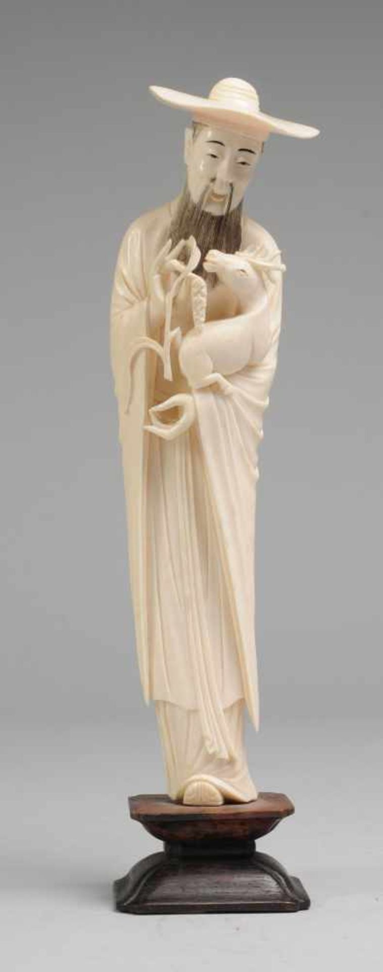 Figur des Jurojin Elfenbein. Auf profiliertem Holzsockel Darstellung des Gottes des langen Lebens