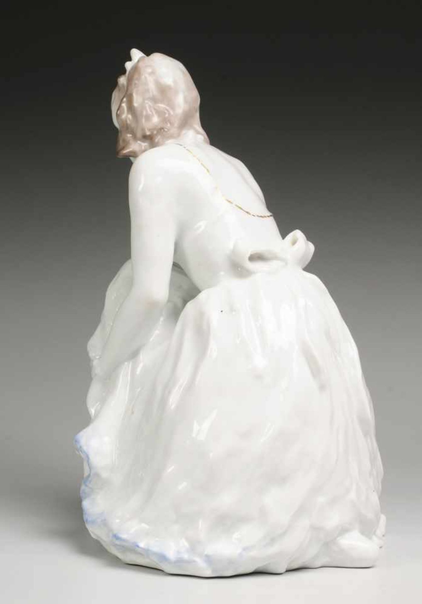"Die Schuhbinderin" Weiß, glasiert. Figur einer knienden Tänzerin, die Bänder ihres Ballettschuhs - Bild 3 aus 3