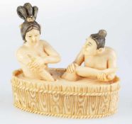 Netsuke Elfenbein. Filigran ausgearbeitete Darstellung eines Paares beim gemeinsamen Bad. Part.