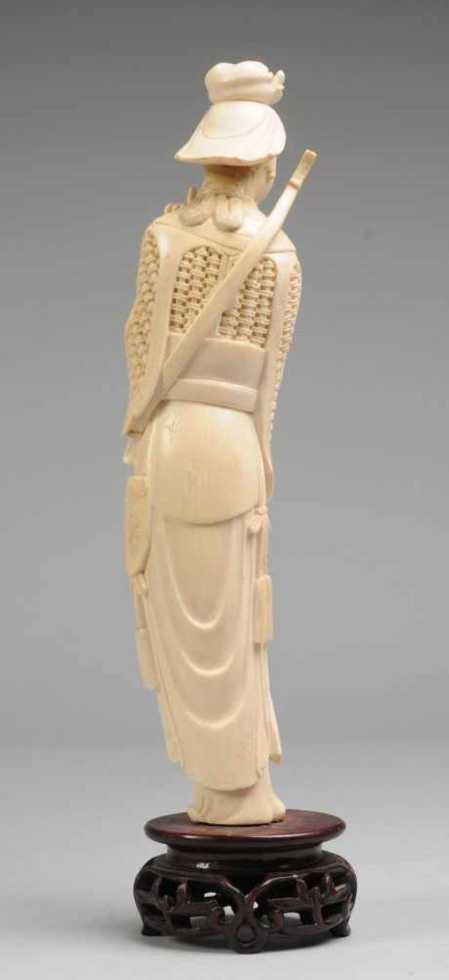 Elfenbeinfigur Auf durchbrochen gearbeitem Holzsockel stehende Darstellung einer Frau in Rüstung mit - Bild 2 aus 2