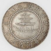 Chinesischer Silberdollar der Provinz Guizhou Alters- u. Gebrauchsspuren. Gew. 23 g. D. 39 mm. (