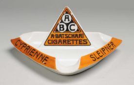 Werbeascher der Zigarettenfabrik A. Batschari Porzellan. Dreieckige Form mit 3 Ablagemulden für