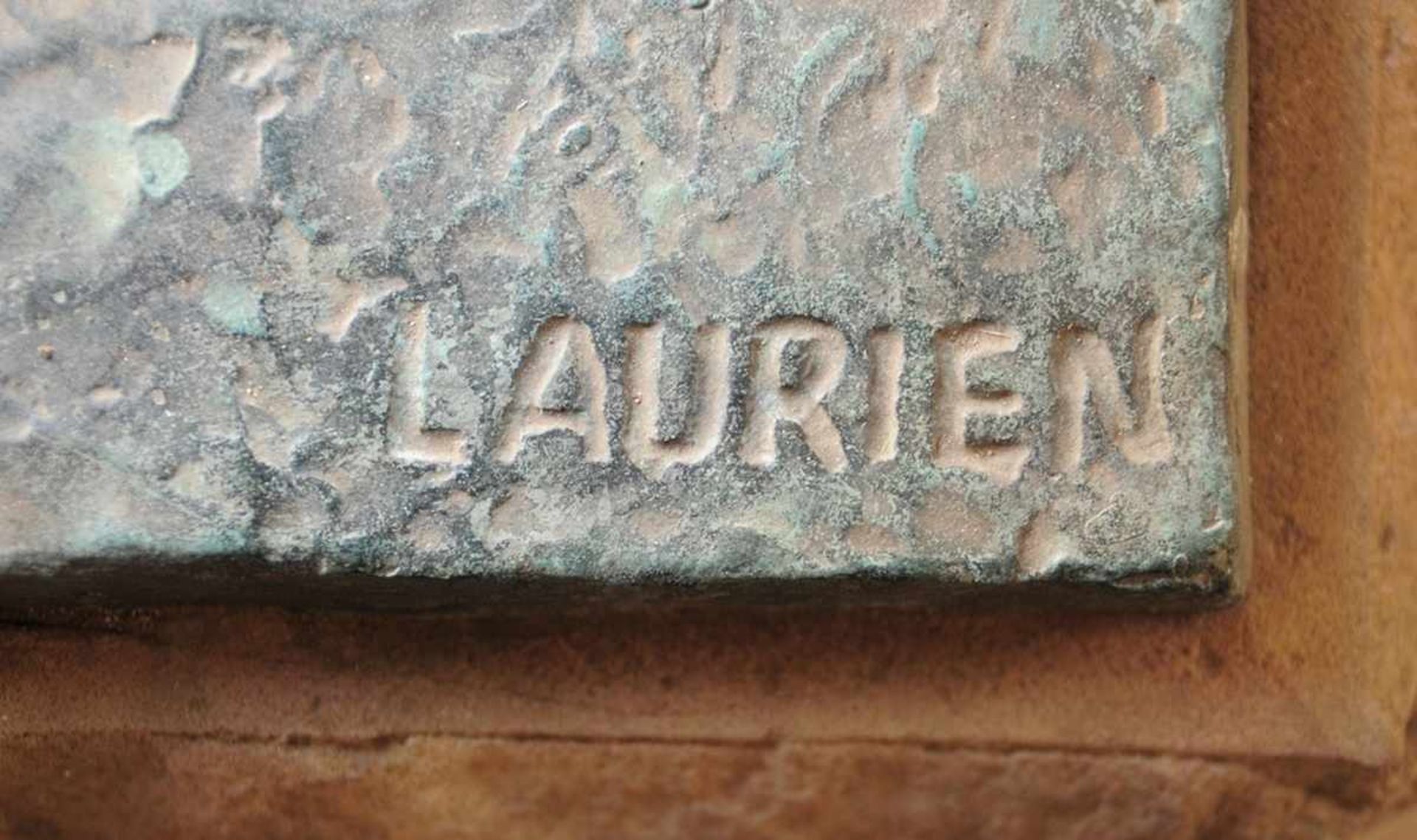 Brunnenfigur Bronze, patiniert. Auf steinernem Sockel u. rechteckiger Plinthe Darstellung eines - Image 2 of 2