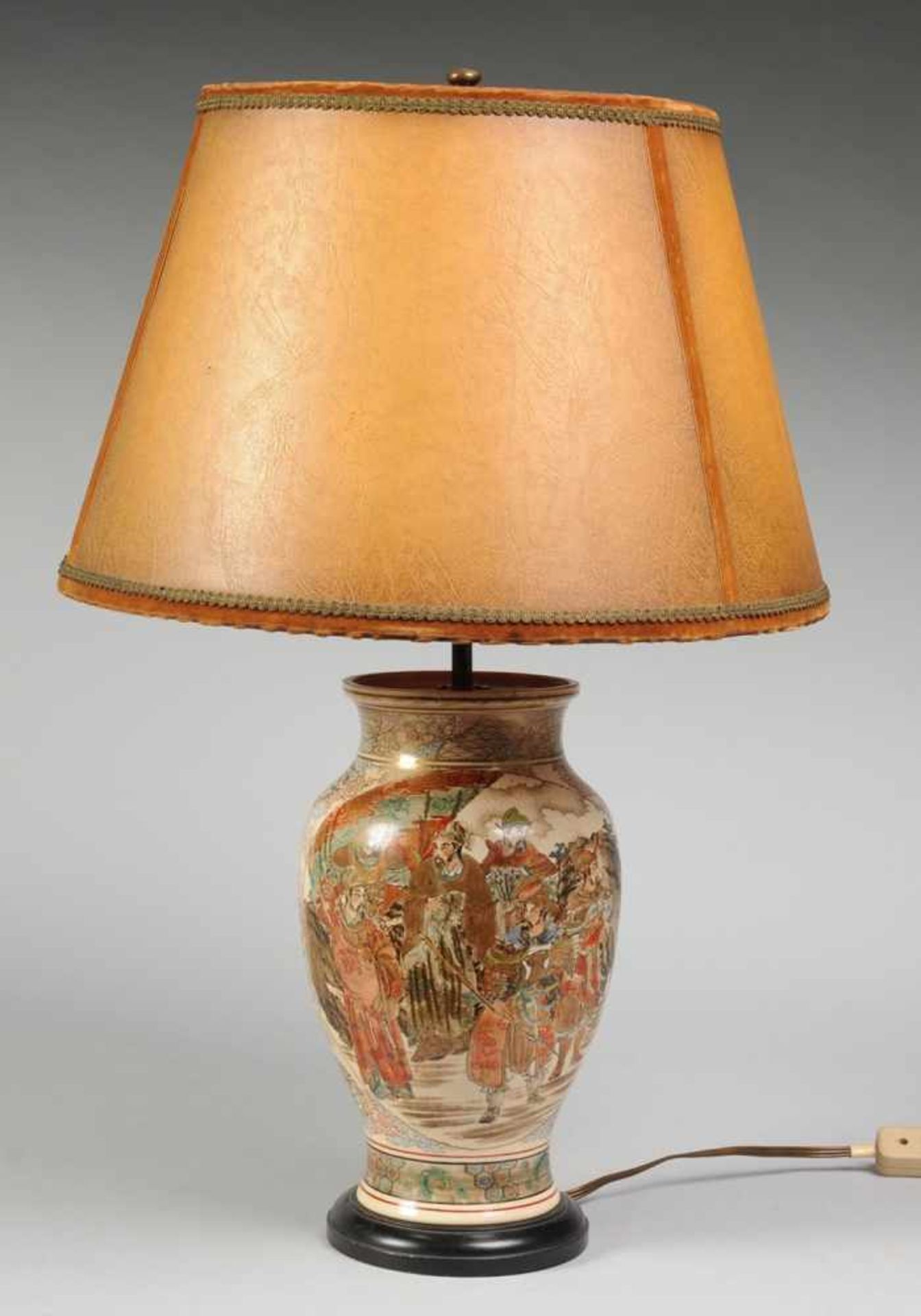 Tischlampe 2-flg. Über rundem geschwärztem Holzsockel Lampenfuß in Form einer Satsuma-Vase mit