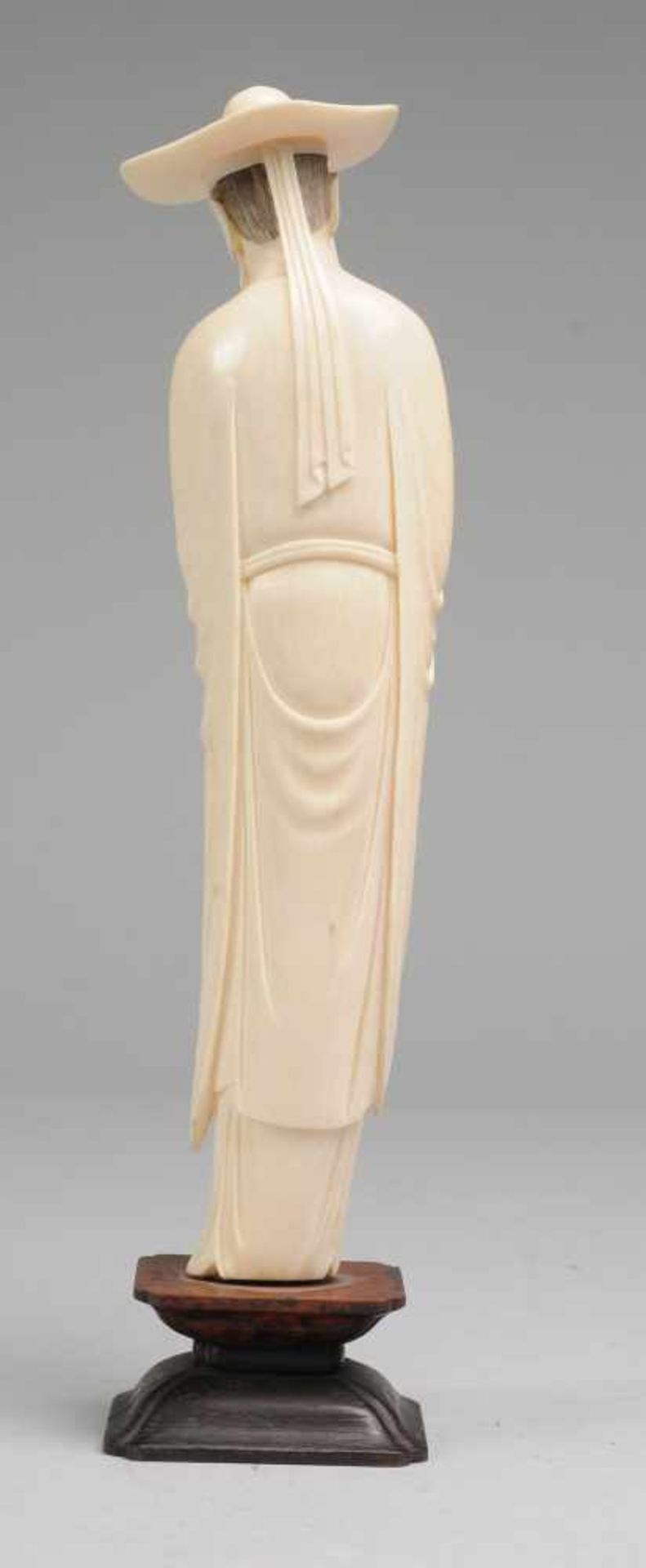 Figur des Jurojin Elfenbein. Auf profiliertem Holzsockel Darstellung des Gottes des langen Lebens - Bild 2 aus 2