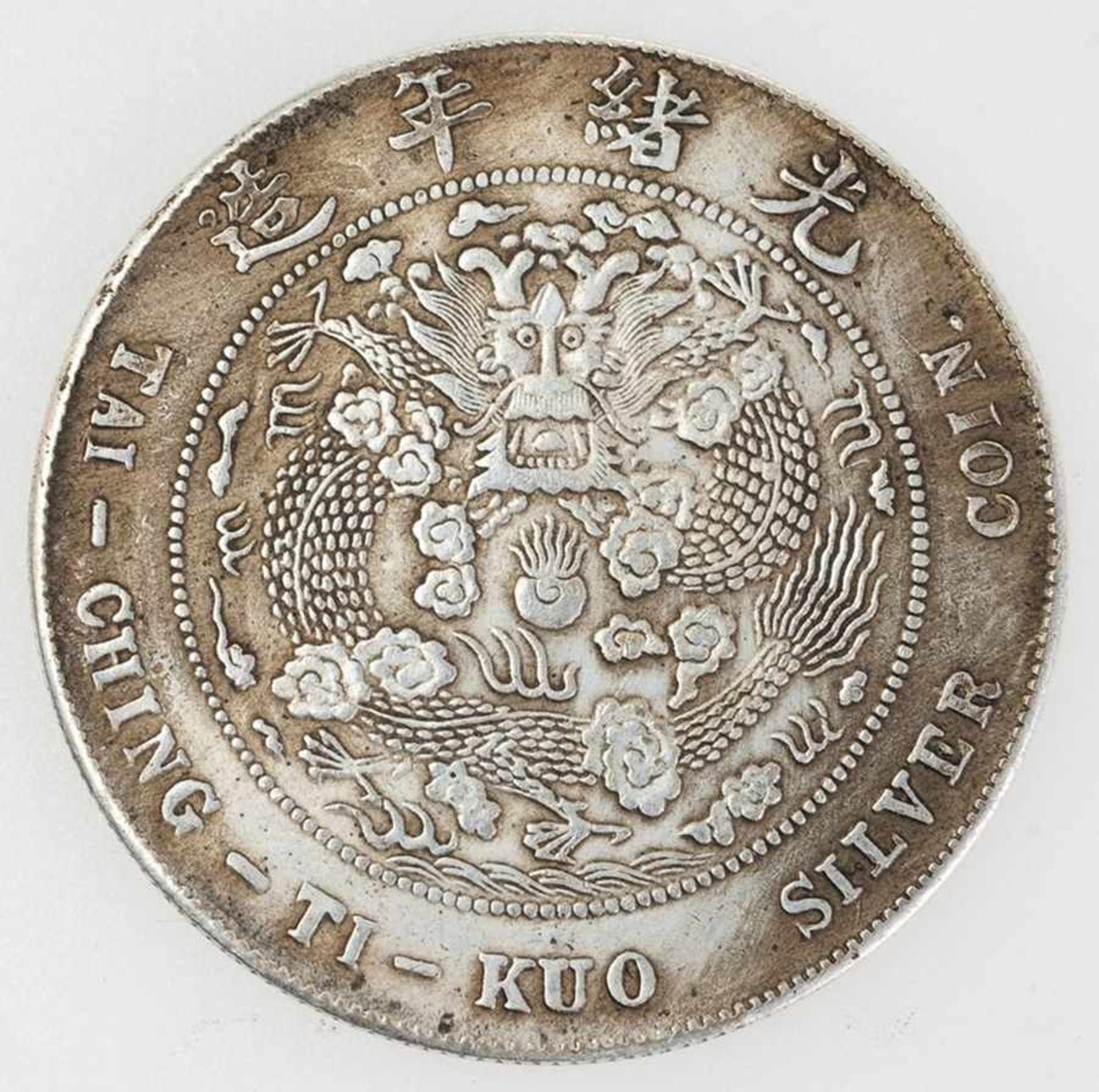Chinesische Silbermünze Wohl Silber-Tael, u. a. bez. "Tai-Ching-Ti-Kuo Silver Coin". Alters- u.