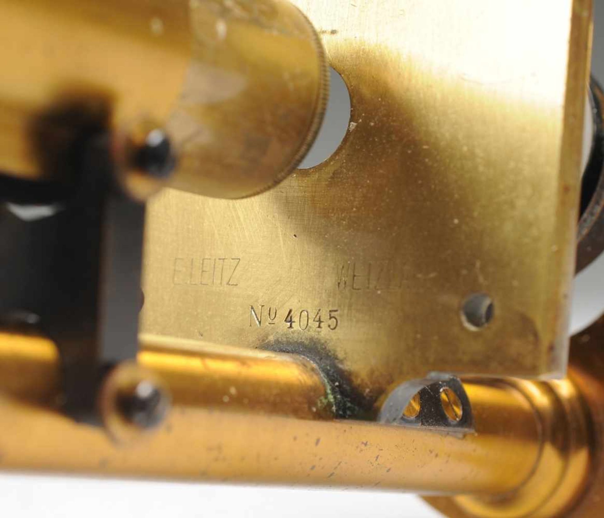 Kleines Leitz-Mikroskop Messing, part. geschwärzt. Mit Hufeisenstativ, Schiebetubus, Rändelrad, - Bild 3 aus 3