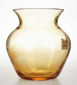 Kleine Jean-Beck-Vase Gelbes Glas. Formgeblasen. Bauchiger Korpus mit ausgestellter Mündung. L.