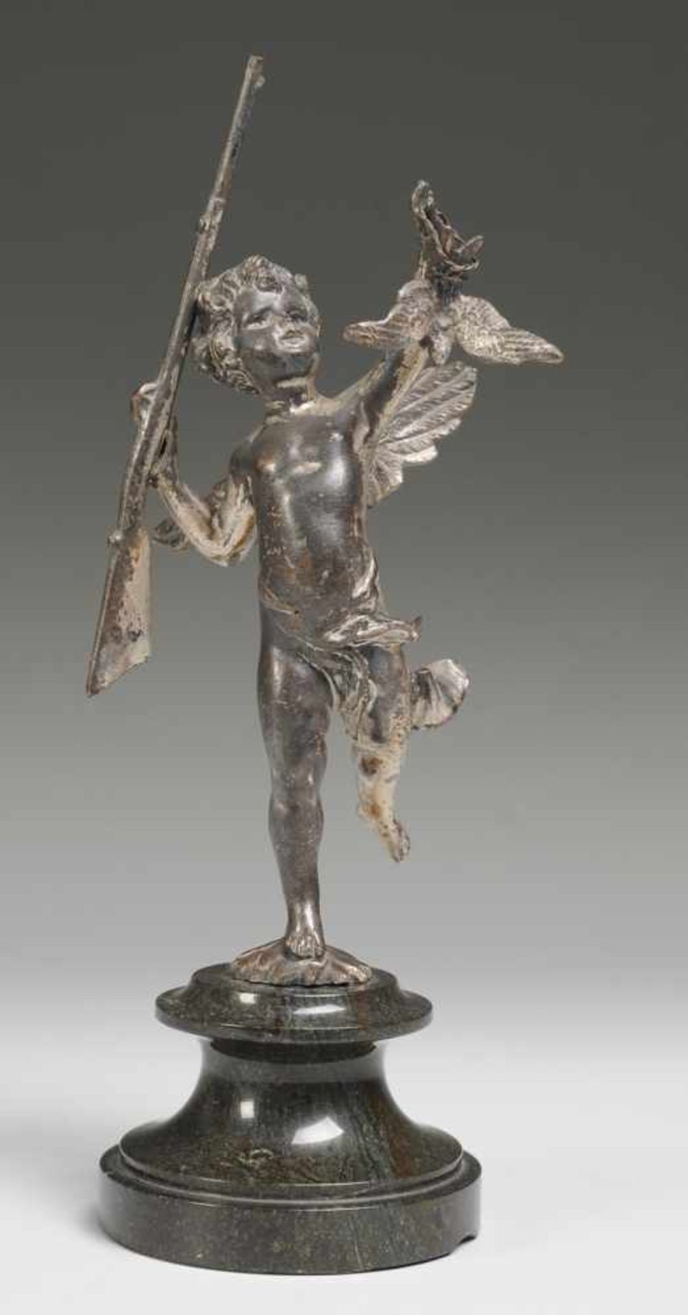 Statuette eines Putto Zinkguss, Reste von Versilberung. Auf rundem profiliertem Serpentinsockel