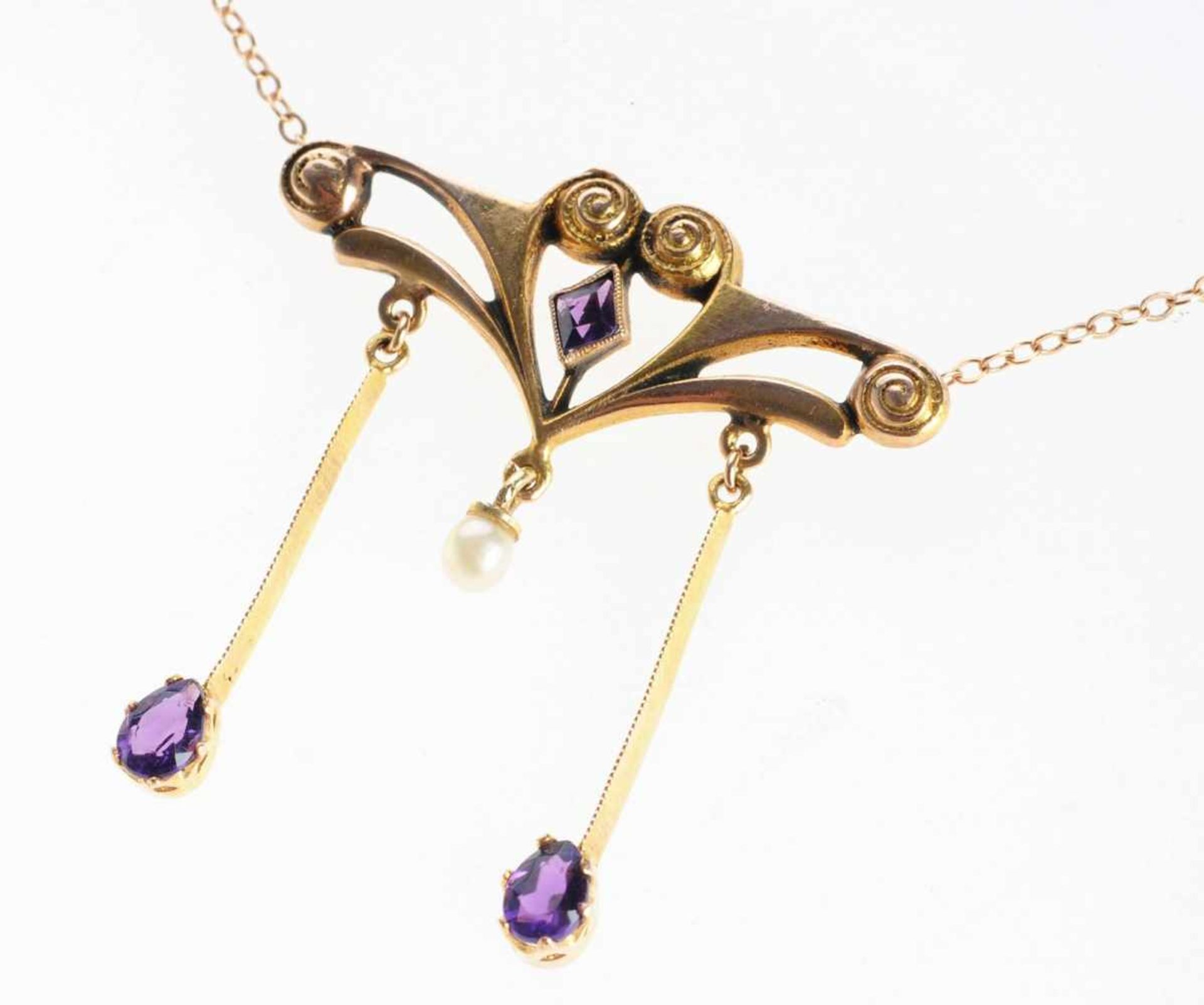 Amethyst-Collier 14 K/ 583er Roségold. An zierlicher Ankerkette abgehängte, part. durchbrochen