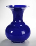 Vase "Opaline Chinese" Farbloses, dickwandiges Glas, in der Zwischenschicht königsblaues Opalglas.