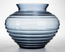 Vase "Felicitas" Stahlblaues Glas. Formgeblasen. Bauchiger, mehrfach horizontal geschnürter
