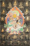 Thangka Textile Malerei, auf Papier kaschiert. Auf schwarzem Grund in polychromer Bemalung im