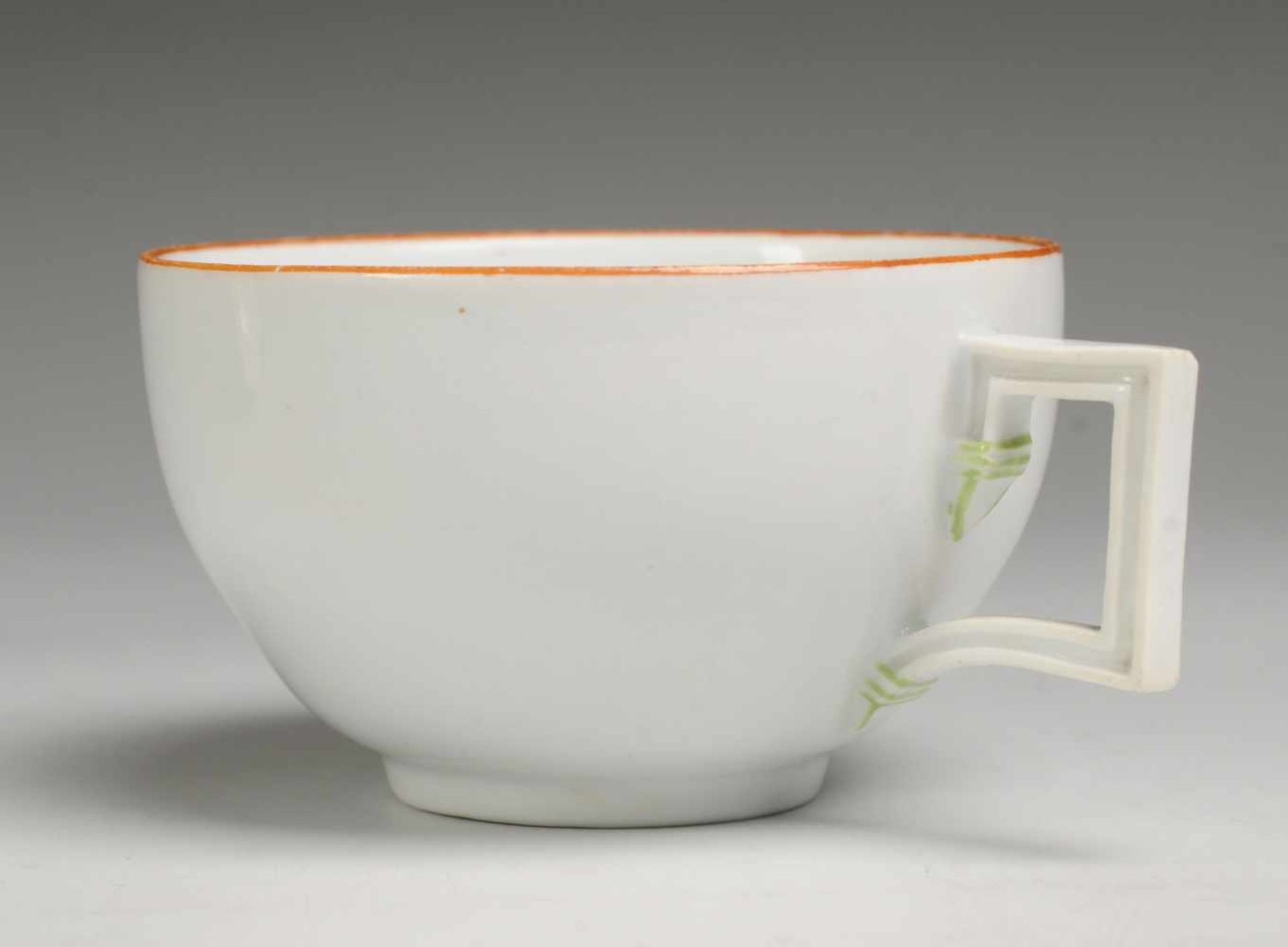 Marcolini-Tasse mit UT Weiß, glasiert. Halbkugelige Tasse mit eckig gebrochenem Vierkanthenkel. - Bild 2 aus 3