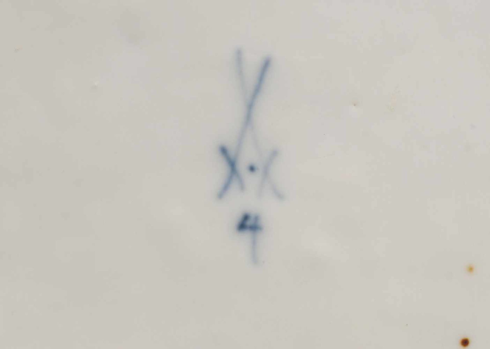 Ovalschale mit feiner Blumenmalerei Weiß, glasiert. Gemuldete Form mit gebogtem Rand. In feiner - Image 2 of 2