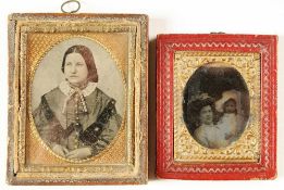 Paar historische Porträtfotografien Hinter Glas im Oval S/W- Fotografien einer jungen Dame/ einer