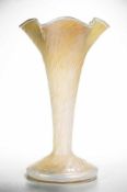 Jugendstil-Vase Weißes Opalglas, farblos überfangen. Marteléoptisch formgeblasen u. frei geformt.