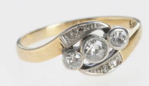 Jugendstil-Trilogie-Ring 585er GG/WG. Schmale Ringschiene, schaus. geteilt. Zwischen den Enden