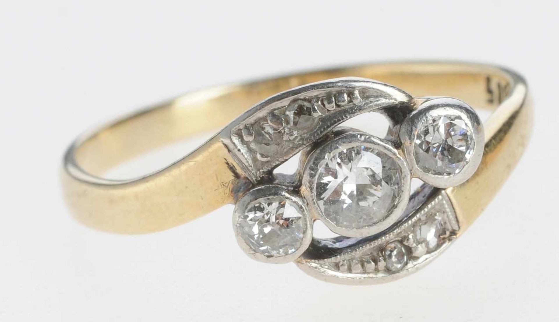 Jugendstil-Trilogie-Ring 585er GG/WG. Schmale Ringschiene, schaus. geteilt. Zwischen den Enden