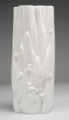 Vase mit Reliefdekor Weiß, glasiert. Fronts. geschweifte Form. Reliefierter stilisierter