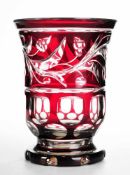 Biedermeier-Becherglas Farbloses Glas, rot überfangen. Formgeblasen u. geschliffen. Auf