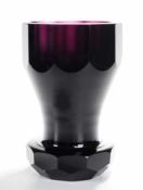 Fußbecher Violettes, dickwandiges Glas. Formgeblasen u. geschliffen. Massiver, facettierter Stand,