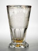 Biedermeier-Becherglas Farbloses Glas. Formgeblasen. Konischer Korpus auf ausgestelltem, gebogtem