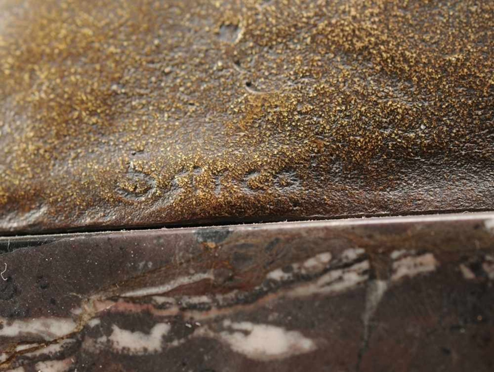 Dante-Büste Bronze, patiniert. Über gestuftem rechteckigem Sockel aus schwarz-weiß geädertem - Bild 3 aus 3