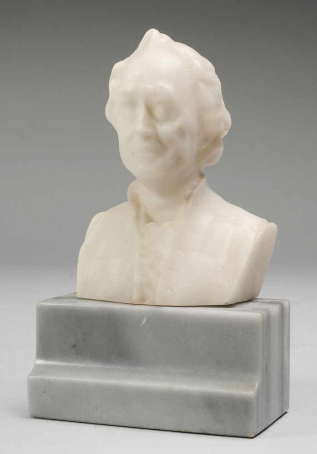 Goethe-Büste Alabaster. Über gestuftem grau geädertem Marmorsockel Porträtbüste Johann Wolfgang - Image 2 of 2